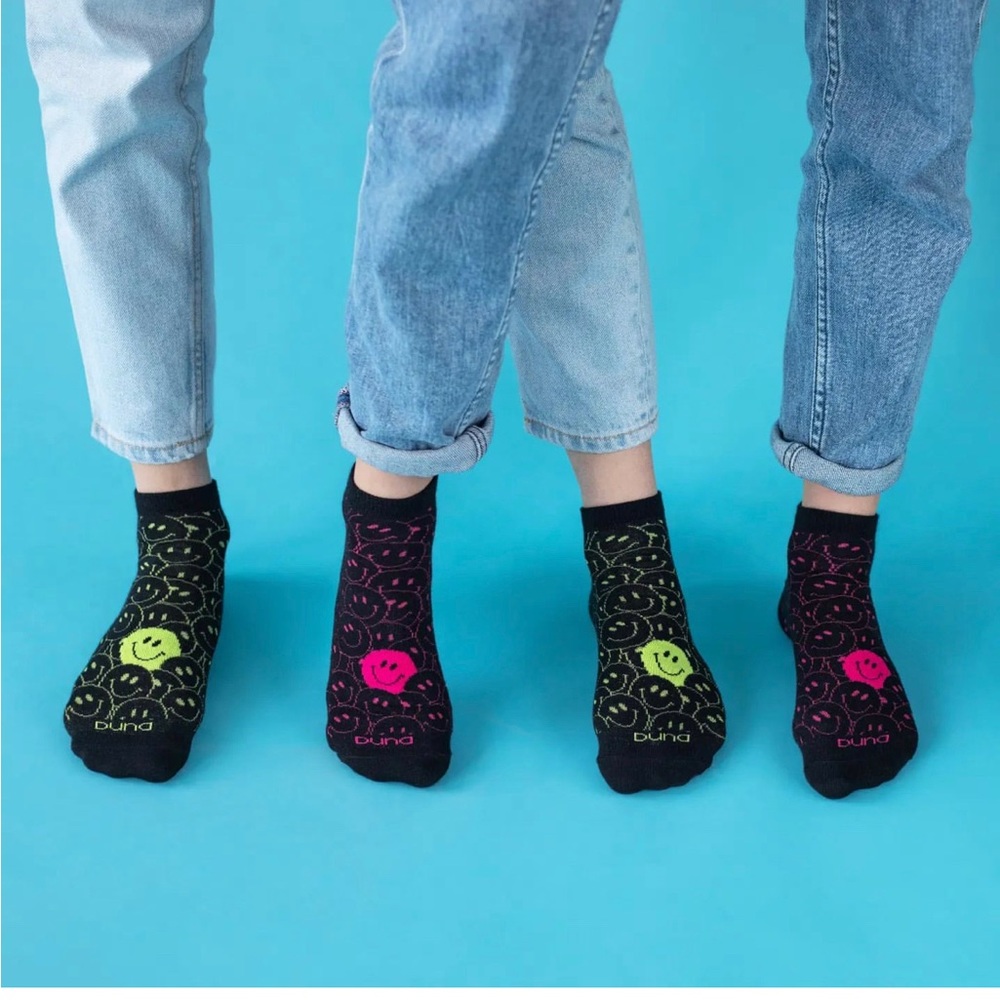 2 pairs of teens socks